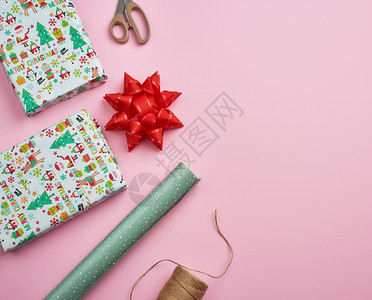 包装纸棕色绳子剪刀装饰品和带礼物的包装方盒子卷纸装饰品图片