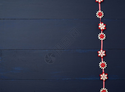 蓝色木板表面空间上的白色红雪花图片