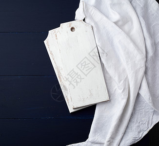 在蓝木本底的两块长方形白切开厨房板上在白色毛巾旁边顶部视图处复制空格图片