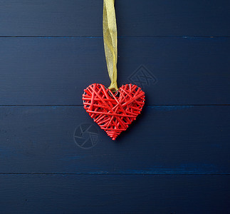 在情人节的蓝喜庆背景上挂在金丝带图片