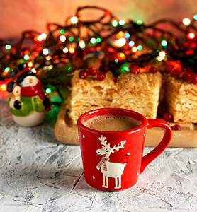 红陶瓷杯加黑咖啡靠近绿枝的葡萄酒和圣诞玩具饮料图片