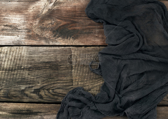 黑色厨房毛巾折叠在灰色木桌上从旧板顶部视图空间折叠Rustic纹理retro背景图片