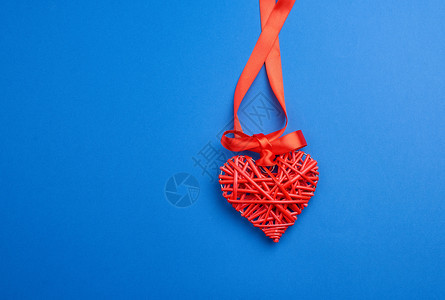 在丝上挂着红鸡胸装饰心脏情人节的蓝喜庆背景复制空间图片