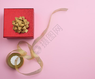带有金丝祝贺和礼物概念顶视粉红色背景的方盒图片