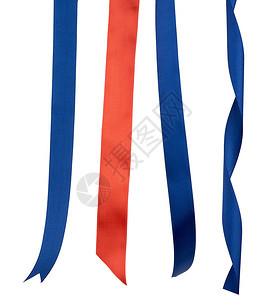 白色背景装饰吊挂和扭曲的孤立深蓝色和红丝带图片