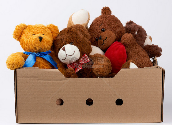 棕色纸板箱有各种泰迪熊白色背景援助概念和志愿工作图片