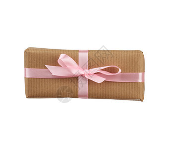 框中用棕色克拉夫纸包着绑有粉红色丝带礼物在白色背景上孤立设计师用元素图片