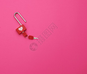 装饰金属红色锁和粉背景的一组钥匙复制空间图片