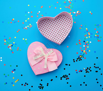 蓝背景的粉红心形纸板盒彩色闪亮的蛋白生日节情人的喜庆背景图片
