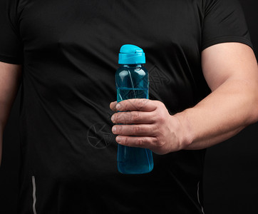 有肌肉的成年男运动员拥有塑料水瓶运动和健身中的饮用水概念黑人背景生活方式概念图片