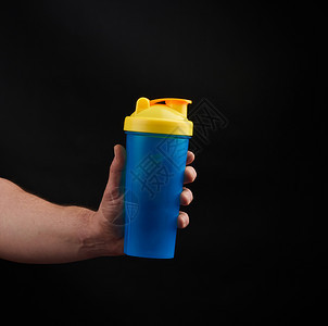 有肌肉的成年男运动员拥有塑料水瓶运动和健身中的饮用水概念黑人背景生活方式概念图片