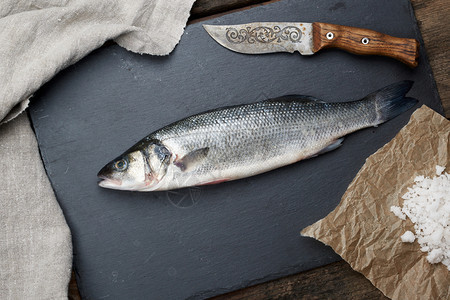黑板上的鱼旧刀白盐顶视背景图片
