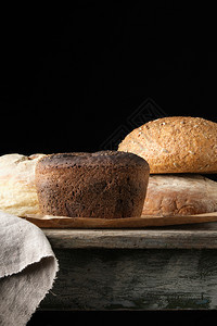 黑底木桌边的麦面包粉图片