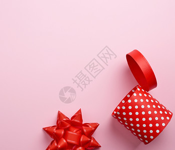 白波尔卡点的色圆红纸箱粉背景假日图片