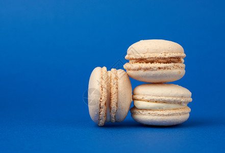 白圆烤杏仁面粉蛋糕深蓝底面的马卡龙美味流行法国甜点复制空间图片