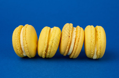 黄色柠檬圆深蓝背景甜点站成一排关上图片