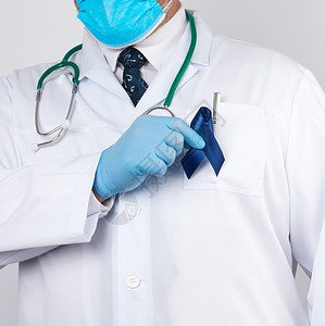 白制服医生和无菌乳胶手套戴深蓝丝带即及时研究和疾病预防结肠恶肿瘤慢疲劳综合症结核硬化的概念图片