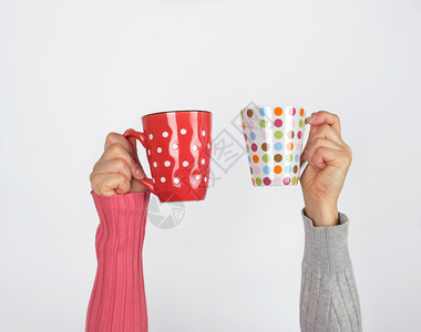 两只手握着白色背景的陶瓷杯复制空间咖啡时图片