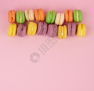 黄色紫圆面包饼粉红色背景甜点在一排顶视图复制空间图片