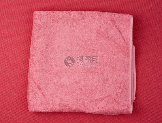 红色背景顶视图的粉红色毛巾图片