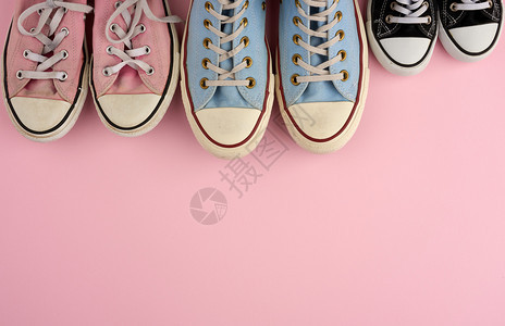 粉红背景顶部观点概念家庭和团队友谊复制空间等不同尺寸的多彩色的纺织运动鞋图片