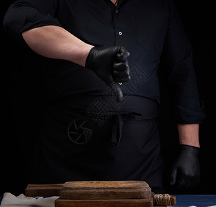 穿黑色乳胶手套的厨师和穿黑色制服的衣表演右手是不喜欢的势低键图片