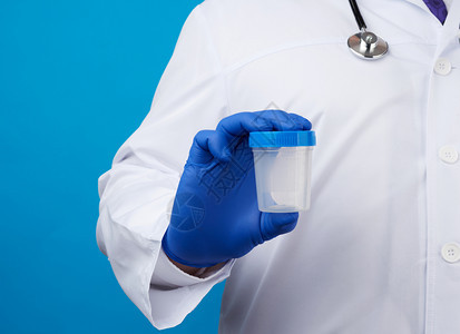 穿白色制服的医生和穿白色制服的乳胶手套携带一个空塑料容器用于取尿液样本关闭图片