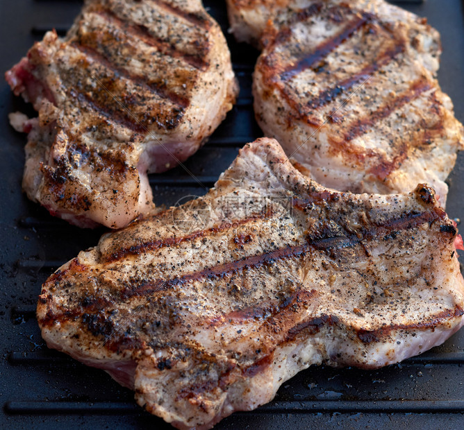 肋骨上烤猪肉美味食物香料肉闭合图片