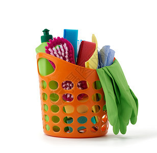 绿色塑料瓶中带洗衣海绵橡胶保护手套刷子和清洁剂的橙色篮子在白背景上隔离图片