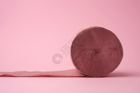 粉红色背景的卫生纸卷贴上图片