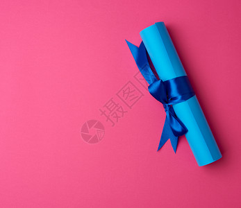 蓝色纸卷带丝蓝的纸粉红色背景复制空间图片