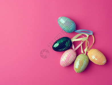 五个复活节鸡蛋配有粉红背景图片