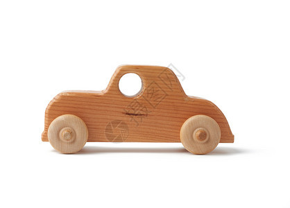 古老的木童玩具车轮在白色背景生态玩具上被孤立图片