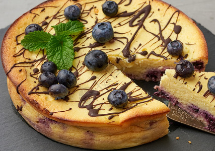 黑色盘子上烤圆的干酪奶锅炉饼最美景味和健康的甜点图片