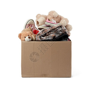 装满东西和儿童玩具移动概念志愿和帮助的大型棕色纸箱图片