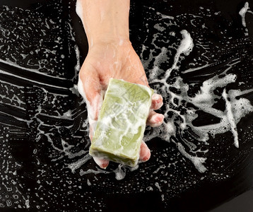 用肥皂洗手过程用黑色背景顶视卫生概念用白泡沫洗手身体部分图片
