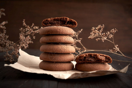 棕色克拉夫纸上圆巧克力曲奇饼干美味甜点图片