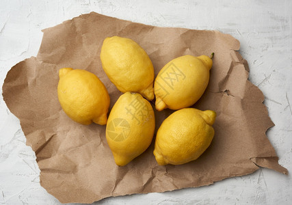 灰色桌上的成熟黄柠檬汁的成分顶视图图片