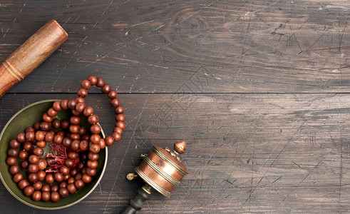 藏歌唱铜碗棕色木制桌上有棍冥想用物和替代药顶视复制空间图片