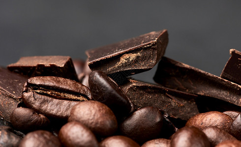深巧克力片和烤棕褐色罗布斯塔咖啡供登记用图片