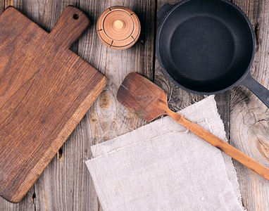 铁锅手柄木板和刀子放在灰色桌顶的视图上图片