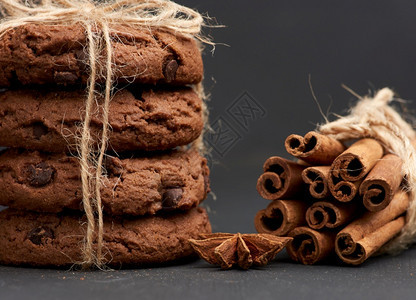 黑板上绑着绳子的圆巧克力曲奇饼干美味甜点图片