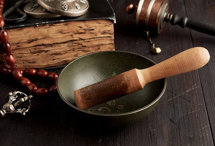 藏歌唱铜碗棕色木桌用于冥想和替代药物的品关闭图片