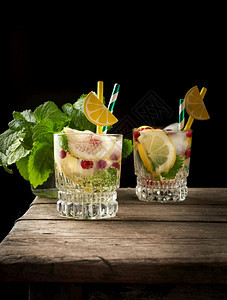 加柠檬水和冰块红莓清新夏季饮料图片