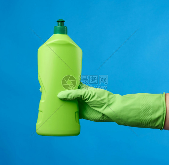 绿色橡胶手套上装着绿色橡胶手套的塑料瓶有清洁剂用于洗碗和家里的东西蓝底物品图片