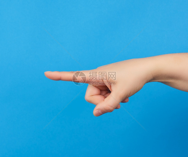 女手握用食指着身体的蓝色背景部分图片
