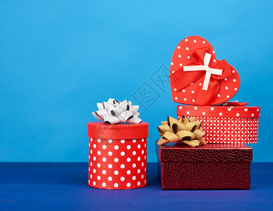 红色纸板盒礼物在蓝色背景喜庆上图片