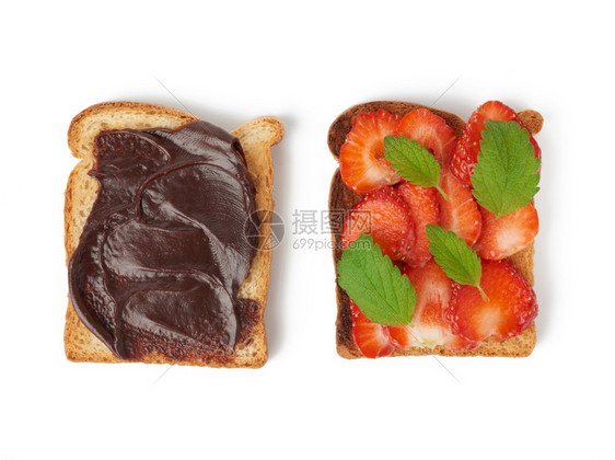 白面包和新鲜红草莓三文和新鲜红草莓加上巧克力糊食物在白色背景上隔离最高视图图片