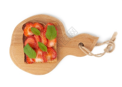 白面包三明治和木板上新鲜的红草莓食物在白色背景上隔离图片