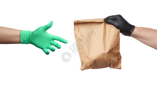 黑乳胶手套上装着全褐色包裹绿手套上装着一只女手安全发送在线订单白色背景图片